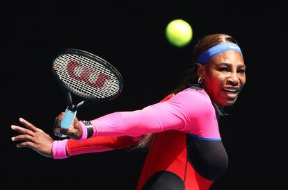 Serena Williams devuelve la bola durante el partido que le enfrentó a la bielorusa Aryna Sabalenka en el Open de Australia de 2021. 