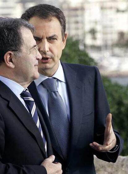 Rodríguez Zapatero conversa con Prodi, la pasada semana en Ibiza.