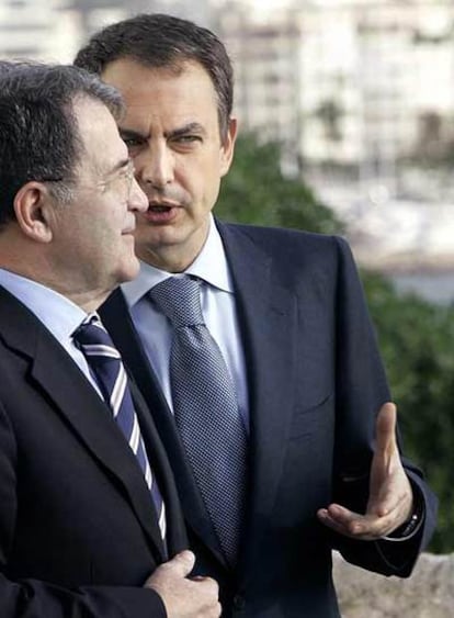 Rodríguez Zapatero conversa con Prodi, la pasada semana en Ibiza.