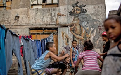 Um grupo de crianças joga em Preste Maia.