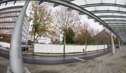 Al fondo, tras la valla, el solar en la avenida de Xoán XXIII