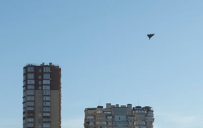 Un dron sobrevuela Kiev antes de impactar contra un edificio, este lunes. 