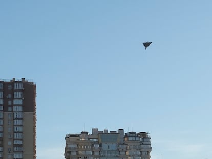 Un dron sobrevuela Kiev este lunes, 17 de octubre, antes de impactar contra un edificio.