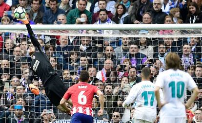 Oblak se estira para despejar el lanzamiento de falta de Sergio Ramos que hubiera supuesto el 2-1.