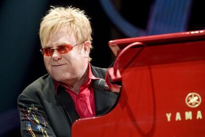 El cantante Elton John durante el concierto en el Palau Sant Jordi de Barcelona en 2009.