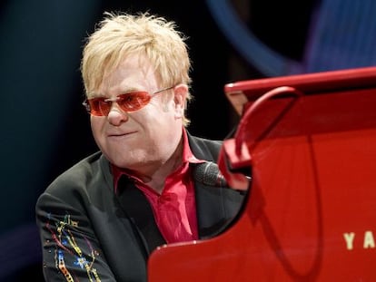 El cantante Elton John durante el concierto en el Palau Sant Jordi de Barcelona en 2009.