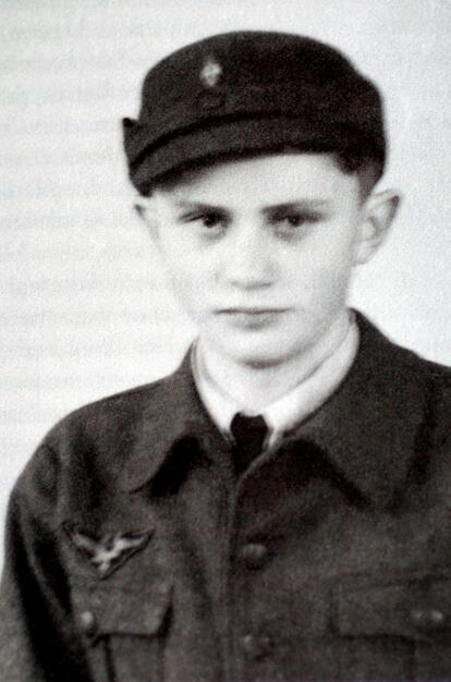 Imagen de Joseph Ratzinger con el uniforme del ejército alemán en 1943. 