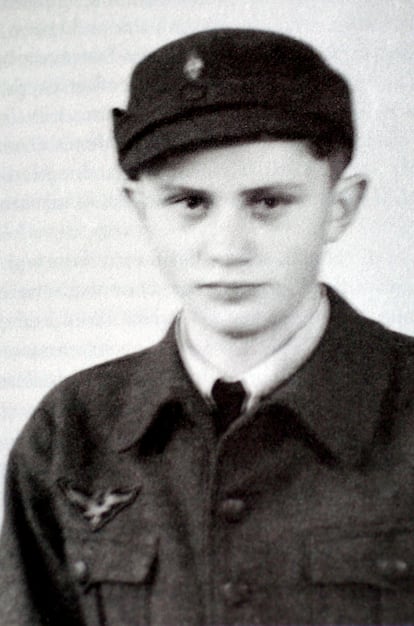 Imagen de Joseph Ratzinger con el uniforme del ejército alemán en 1943.
