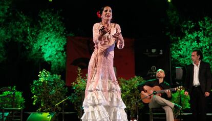 Mercedes Ruiz, por alegrías. Detrás de ella, a la guitarra, Santiago Lara y el cantaor David Lagos.