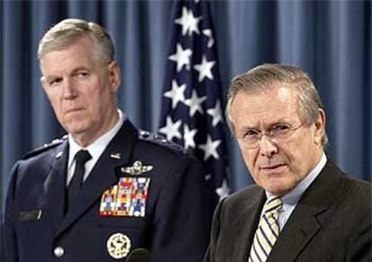 Donald Rumsfeld y el general Richard Myers, durante la rueda de prensa en el Pentágono.