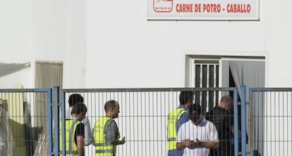 La Guardia Civil inspecciona una de las fábricas de carne de caballo.
