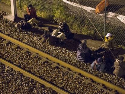 Grupo de migrantes perto do túnel de Calais, nesta quarta.