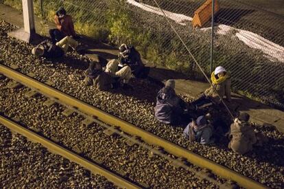 Grupo de migrantes perto do túnel de Calais, nesta quarta.