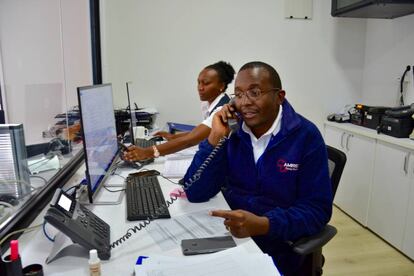 El personal de guardia recibe el aviso de una emergencia en la sede de Amref Flying Doctors en Nairobi.