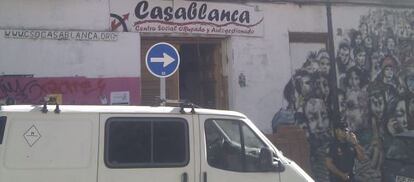 Un policía a las puertas del centro okupado desalojado hoy.