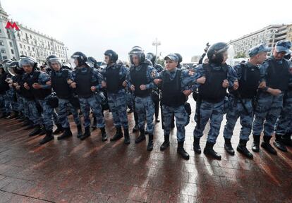 Pero el despliegue de antidisturbios ha sido inmenso y la maniobra fue en balde. La policía ha arrestado ya a casi 600 personas, según el Ministerio del Interior. Entre aplausos, consignas como "elecciones libres" o "Putin ladrón", grupos de manifestantes trataban de esquivar a las fuerzas de seguridad. En la imagen, agentes bloquean una calle de Moscú.
