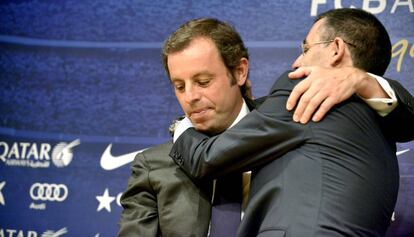 Rosell y Bartomeu, tras anunciar el primero su dimisi&oacute;n, en enero de 2014.  