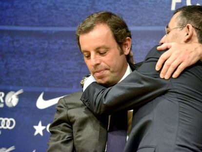 Rosell y Bartomeu, tras anunciar el primero su dimisi&oacute;n, en enero de 2014.  