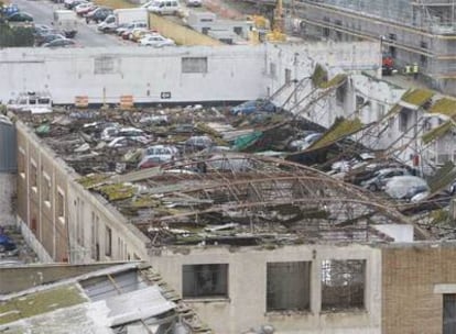 El techo de un aparcamiento en el malagueño barrio de Nuevo San Andrés que se derrumbó la noche del domingo por el tornado.