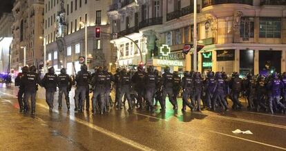 Despliegue policial en Gran Vía ante los destrozos de un grupo de alborotadores.