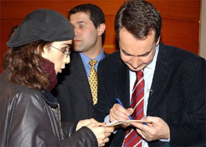 Zapatero firma un autógrafo a una joven tras su intervención en la Carlos III.