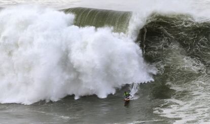 El estadounidense Nic Lamb se aupó con la victoria en Punta Galea por delante del hawaiano Makuakai Rothman, líder hasta ahora del mundial. La prueba de Vizcaya es la primera del circuito de olas grandes de la ASP en el hemisferio norte.