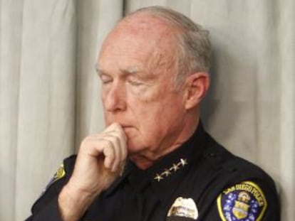 El jefe de policía de San Diego, William Lansdowne, antes de dimitir, escucha los detalles del asesinato del oficial Christopher Wilson.
