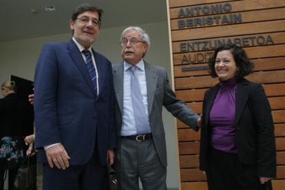 Ibarra (a la izquierda), el magistrado  del Tribunal Supremo Joaquín Giménez y Agata Serranò, ayer en San Sebastián.