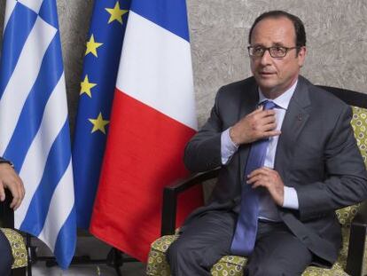 El primer ministro griego, Alexis Tsipras, y el presidente franc&eacute;s, Fran&ccedil;ois Hollande, en Egipto antes de la inauguraci&oacute;n de la extensi&oacute;n del canal de Suez