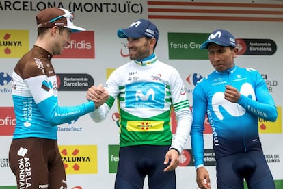 Valverde, en el podio final de la Volta, entre el segundo, Nairo (a la derecha), y el tercero, el francés Latour.