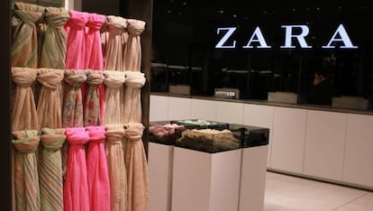 Interior de una tienda de Zara.