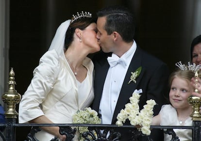 La princesa Marta Luisa de Noruega y su marido, Ari Behn, se besan en el balcón de la residencia real de Stiftsgarden en Trondheim, tras su boda, en mayo de 2002.