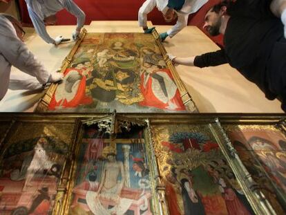 Tareas de desmontaje del retablo, ayer en el Ayuntamiento de Lleida.