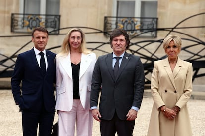 Emmanuel Macron, Karina y Javier Milei, y la Brigitte Macron, en el Palacio del Elíseo, antes de la inauguración de los Juegos Olímpicos.