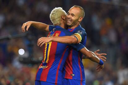 Andrés Iniesta celebra su cuarto gol con Neymar.