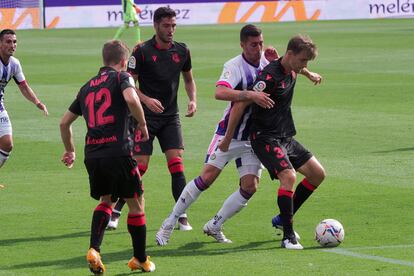 Diego Llorente, con el balón, en un partido con la Real de la pasada temporada