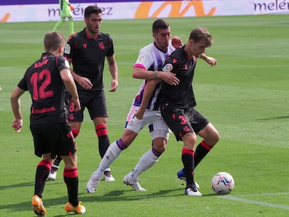 Diego Llorente, con el balón, en un partido con la Real de la pasada temporada