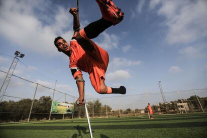 Um dos jogadores do time "As muletas". Pela primeira vez na Faixa de Gaza, formou-se um time de futebol de homens amputados, que perderam pernas ou braços durante o conflito israelense na região.