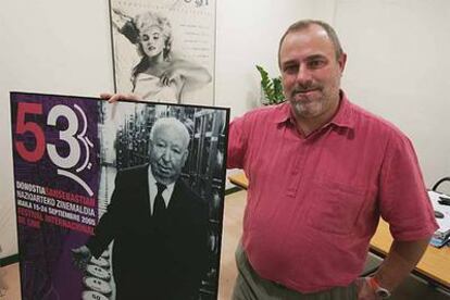 Mikel Olaciregui, ante el cartel de la 53 edición del Festival de Cine de San Sebastián.
/ JAV