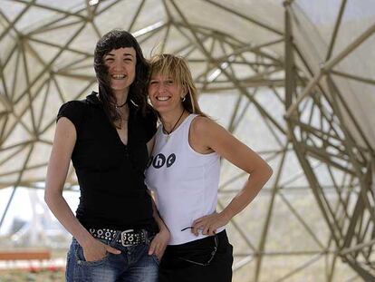 Alicia y Eva, dos de las componentes del grupo navarro THC, ganador del concurso de maquetas de Rock in Rio.
