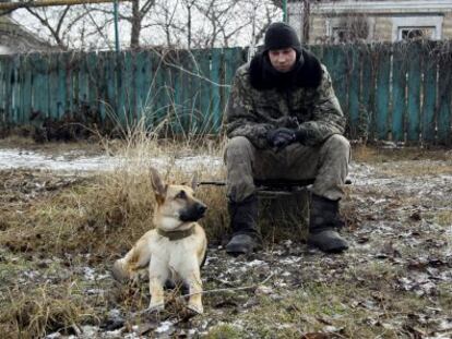 Un soldado rebelde ayer en Donetsk.