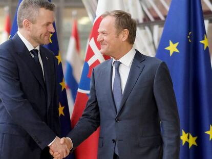 Peter Pellegrini (izquierda) saluda a Donald Tusk el pasado jueves en Bruselas.