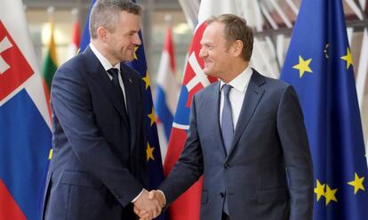 Peter Pellegrini (izquierda) saluda a Donald Tusk el pasado jueves en Bruselas.