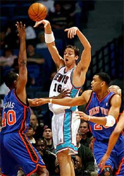 Gasol hace un pase ante los jugadores de los Knicks Kurt Thomas y Allan Houston.