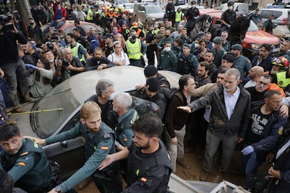 El rey Felipe VI pide calma a los ciudadanos de Paiporta durante su visita a la localidad, este domingo.