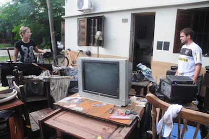 Residentes recuperan algunas pertenencias de su vivienda tras las fuertes lluvias en La Plata (Argentina).