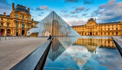 La pirámide del Louvre, en París.