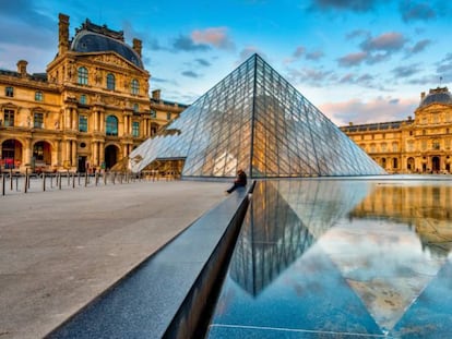 La pirámide del Louvre, en París.