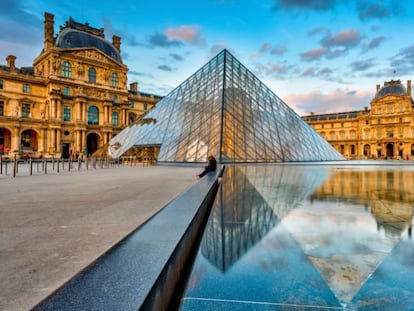 La pirámide del Louvre, en París.