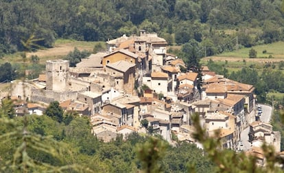 La torre pentagonal del Castello Cantelmo destaca en la silueta de este municipio de 1.300 habitantes en la región de los Abruzzos, una de las menos conocidas de Italia. Pettorano se alza a 625 metros de altitud sobre el valle de Peligna, entre los ríos Gizio y Riaccio, cuyas aguas movían los batanes y martillos de forja de hilanderías y talleres de cobre batido.